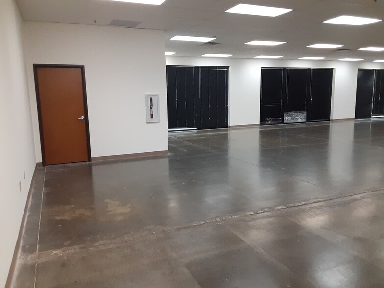 More Photos Of 3901 E Plano Pky, Plano Warehouse For Lease