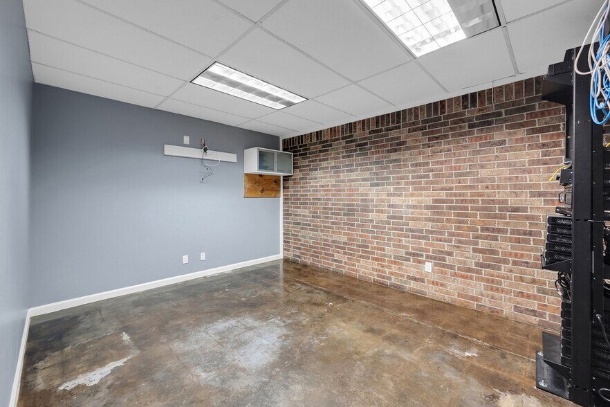 More Photos Of 7510 Lawndale St, Houston Warehouse For Sale