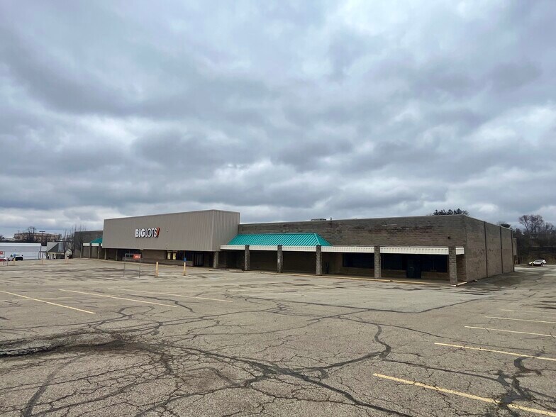 More Photos Of 7005 Clairton Rd, West Mifflin Department Store For Lease