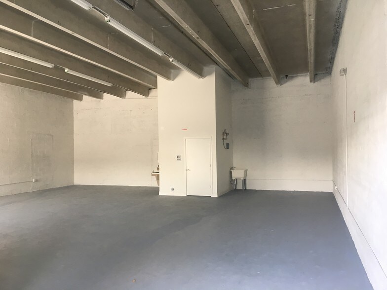 More Photos Of 9807-9808 NW 80th Ave, Hialeah Warehouse For Lease