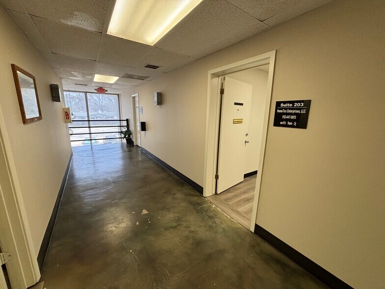 More Photos Of 1912 W Anderson Ln, Austin Loft Creative Space For Lease