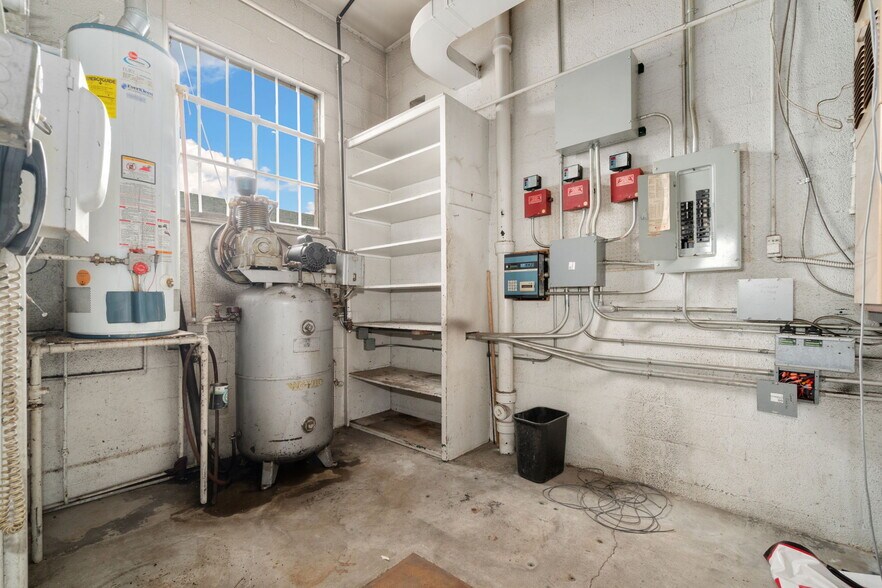 More Photos Of 1822 Logan Ave, Cheyenne Service For Sale