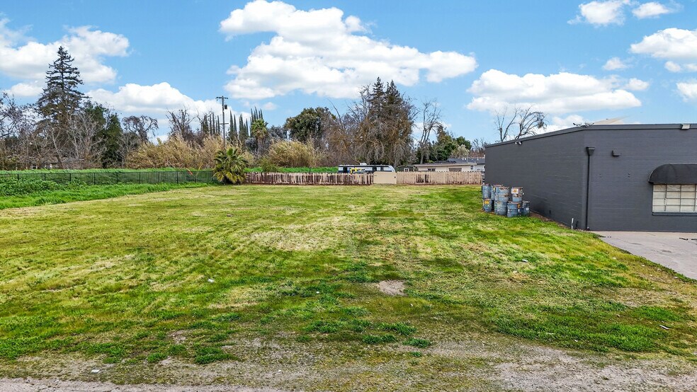 More Photos Of 1505-1507 W 18th St, Merced Warehouse For Lease