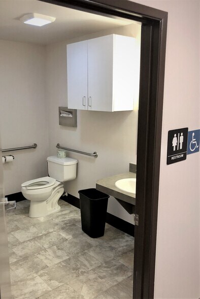 More Photos Of 19220 Mcloughlin Blvd, Gladstone Medical For Lease