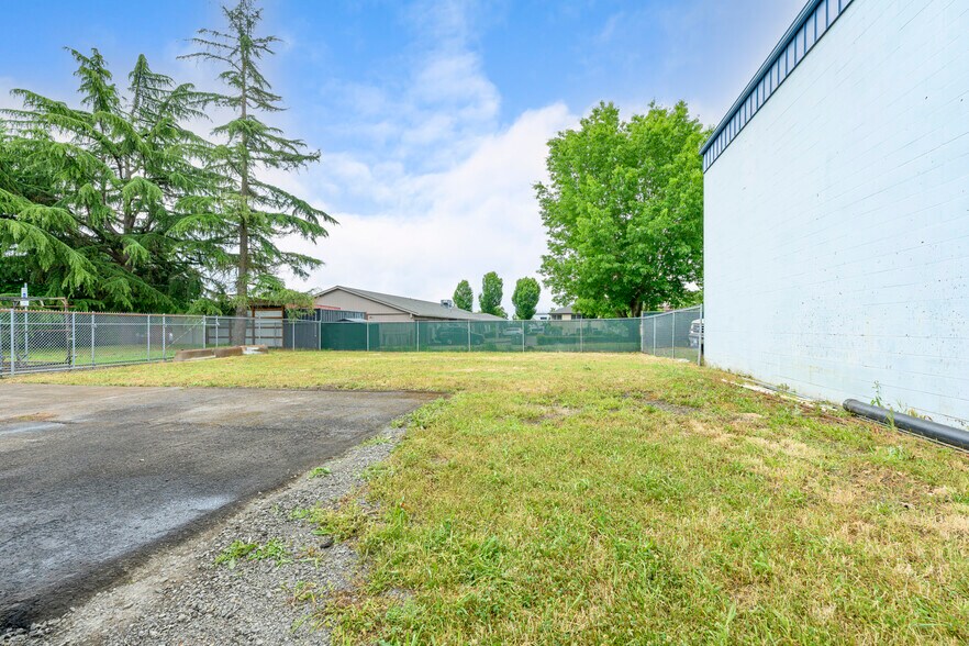 More Photos Of 2710 E Hancock St, Newberg Light Distribution For Lease