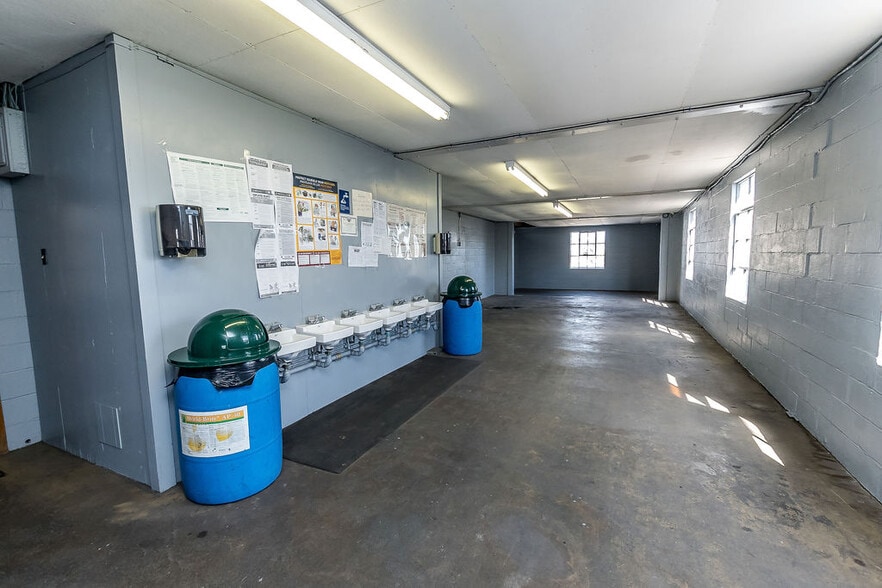 More Photos Of 196 Carlton Dr, Inwood Industrial For Sale