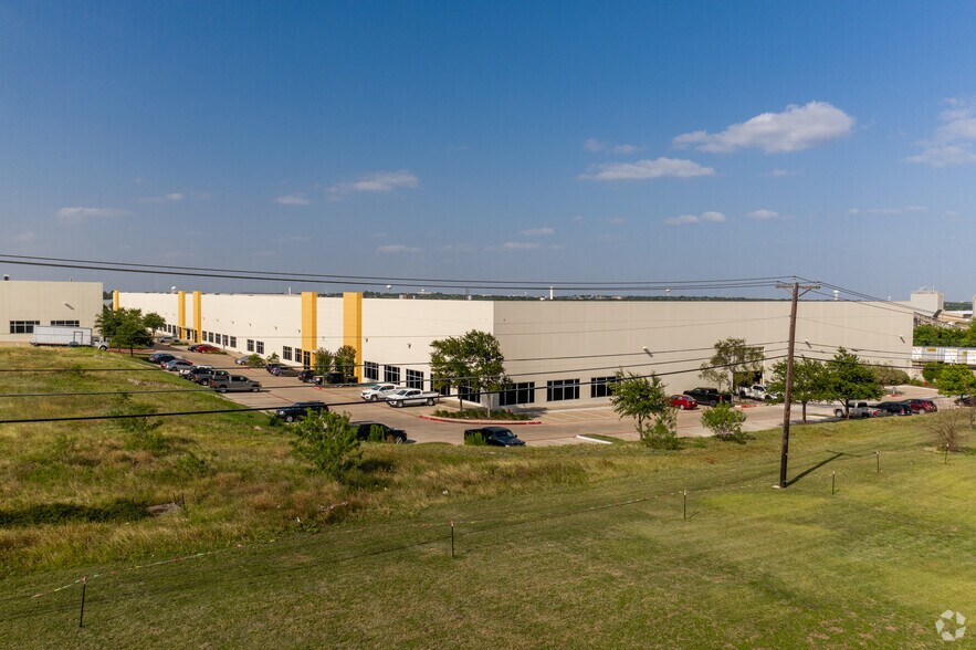 More Photos Of 2251 Picadilly Dr, Austin Warehouse For Lease