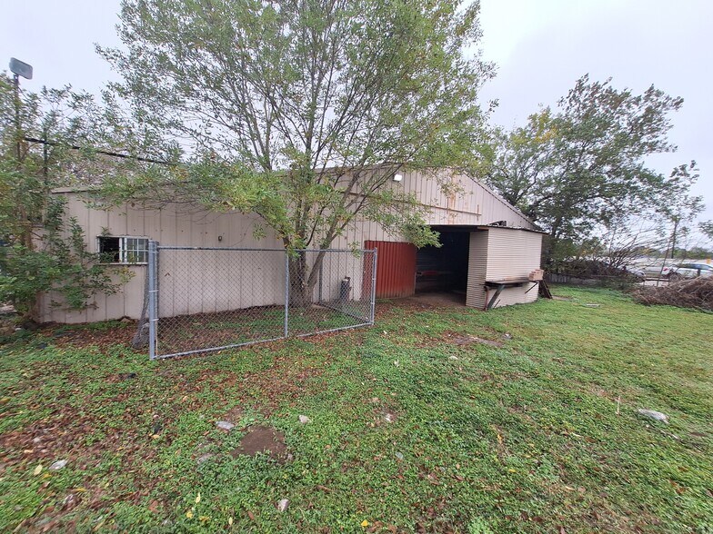 More Photos Of 2000 S Sam Houston Pky W, Houston Warehouse For Lease