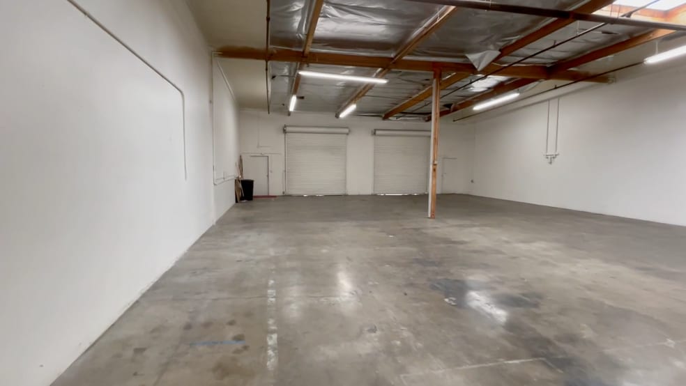 More Photos Of 230 E Dyer Rd, Santa Ana Manufacturing For Lease