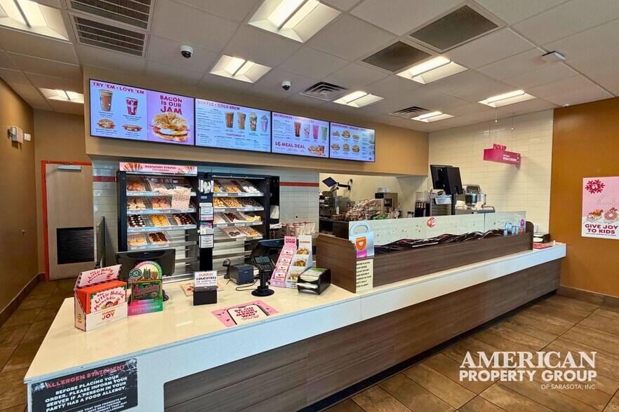 More Photos Of 7942 N Tamiami Trl, Sarasota Freestanding For Sale