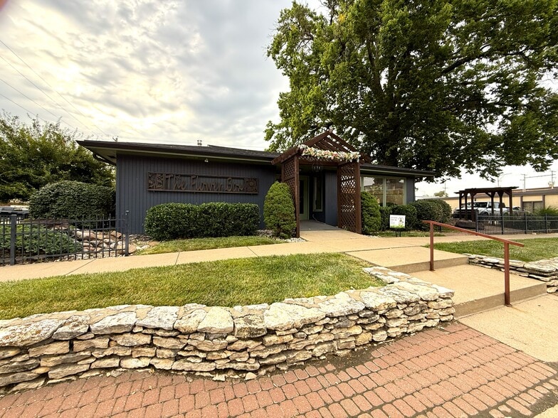 Primary Photo Of 421 N Spruce St, Abilene Freestanding For Sale