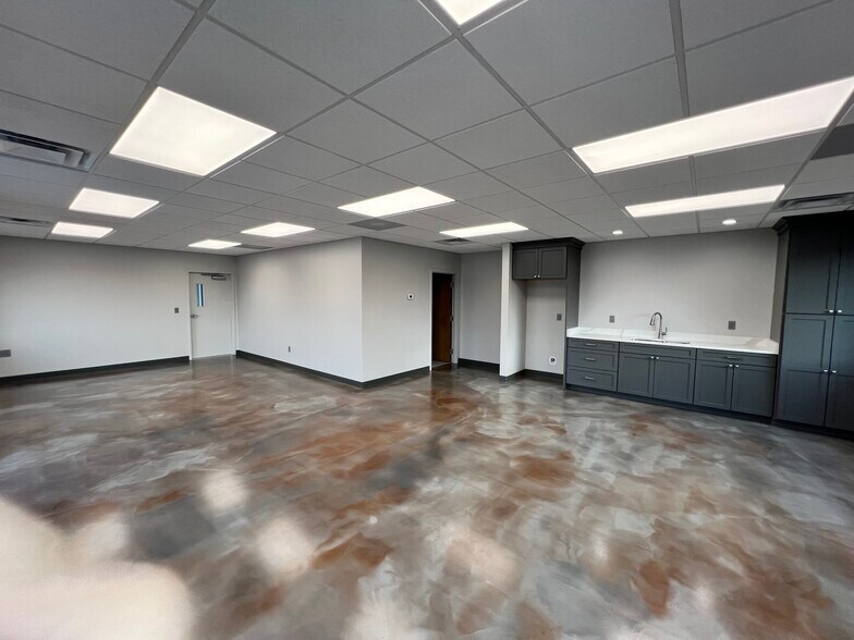 More Photos Of 4321 W 29th Cir S, Wichita Warehouse For Lease