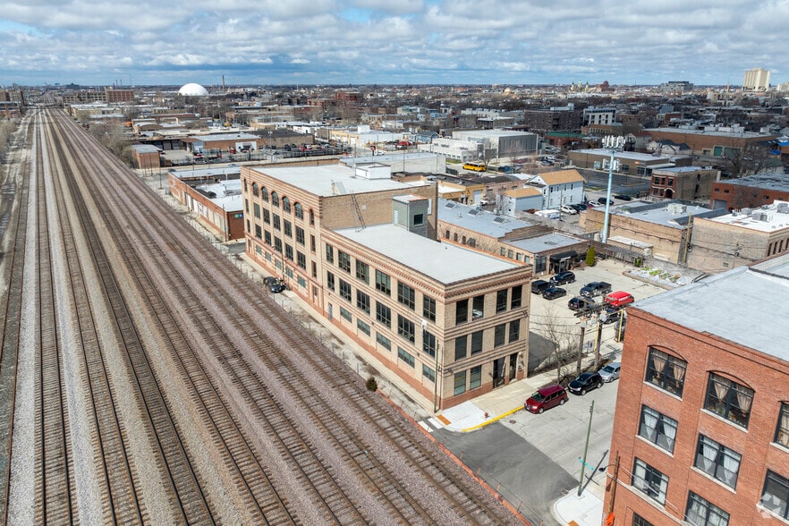 More Photos Of 1900 W Kinzie St, Chicago Light Distribution For Sale