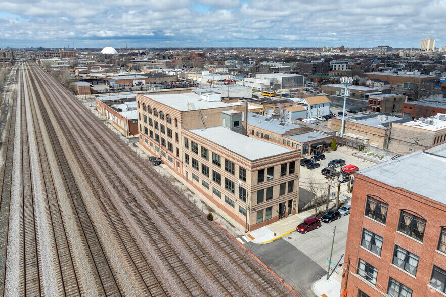 More Photos Of 1900 W Kinzie St, Chicago Light Distribution For Sale