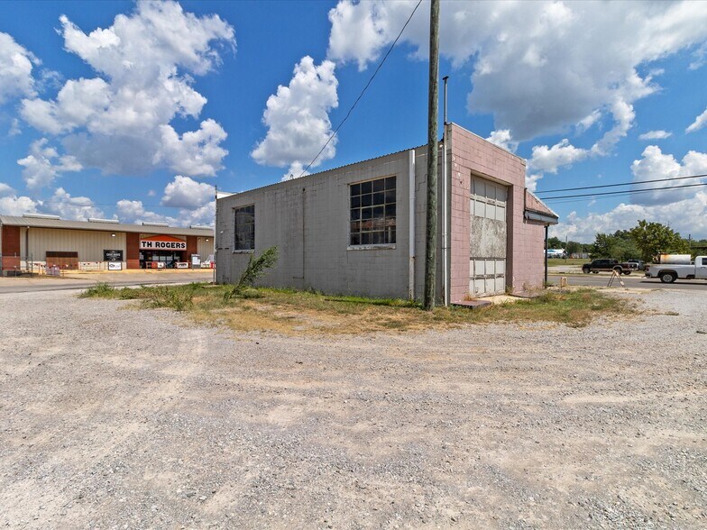 More Photos Of 801 S Green Ave, Purcell Auto Repair For Sale