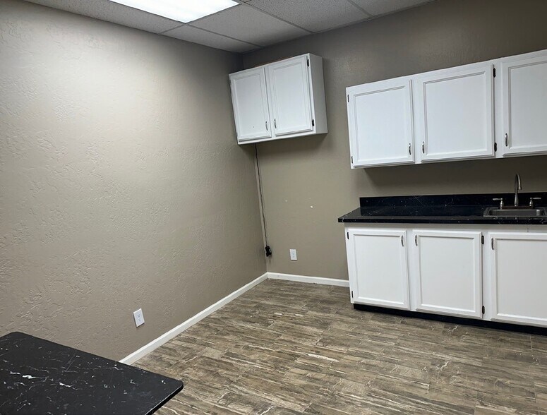 More Photos Of 7950 E Acoma Dr, Scottsdale Research And Development For Lease