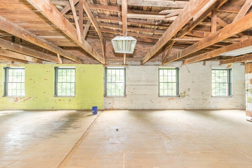 More Photos Of 1340 W Main St, Wytheville Loft Creative Space For Sale