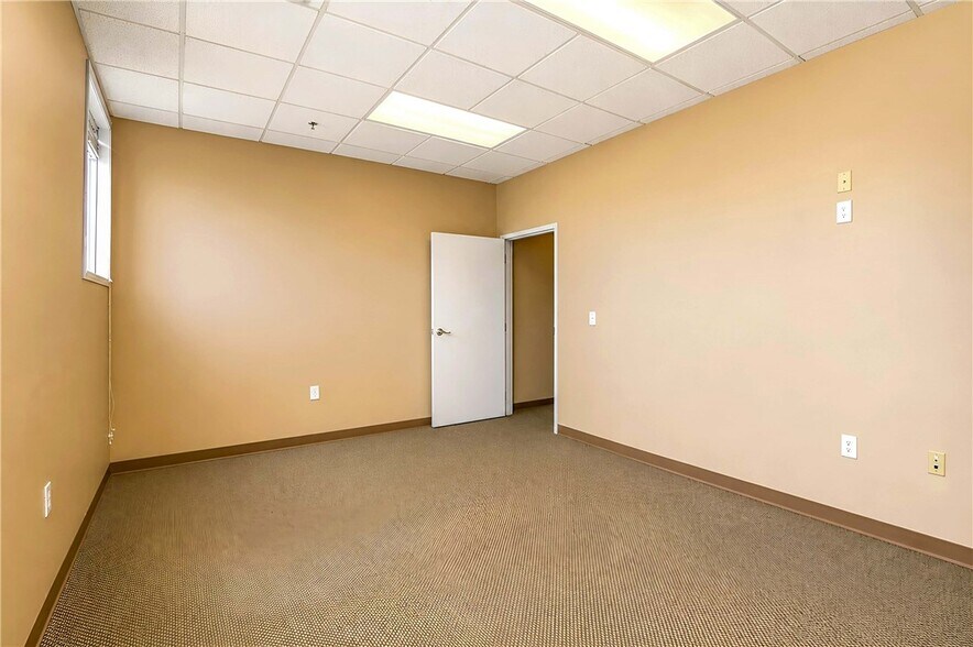 More Photos Of 1510 Blue Ridge Blvd, Seneca Storefront Retail Office For Sale