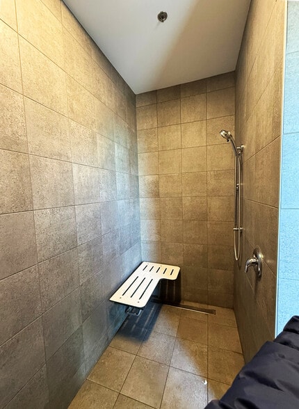 More Photos Of 365-399 Miles Pky, Bartlett Truck Terminal For Lease