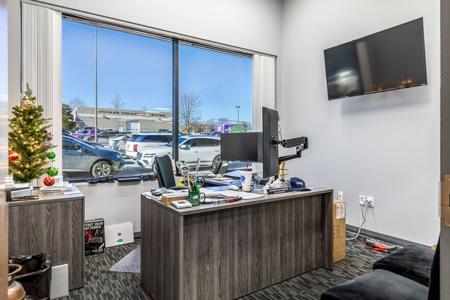 More Photos Of 4631 N Saint Peters Parkway, Saint Charles Flex For Sale