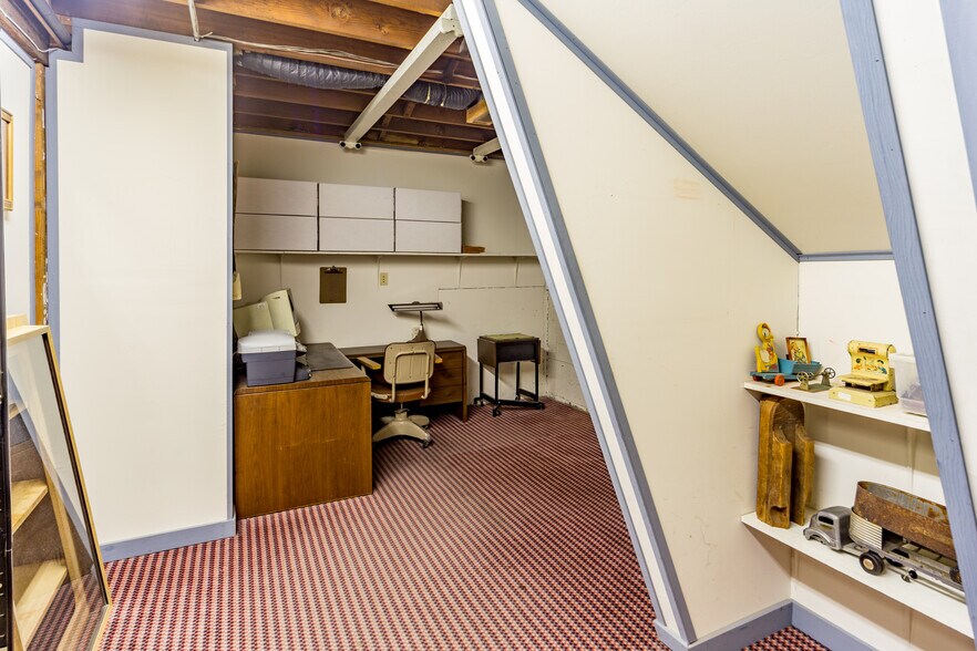 More Photos Of 802 Washington St, Port Townsend General Retail For Sale