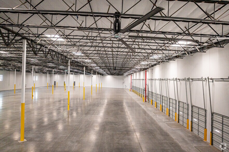 More Photos Of 4416 Azusa Canyon Rd, Irwindale Distribution For Lease