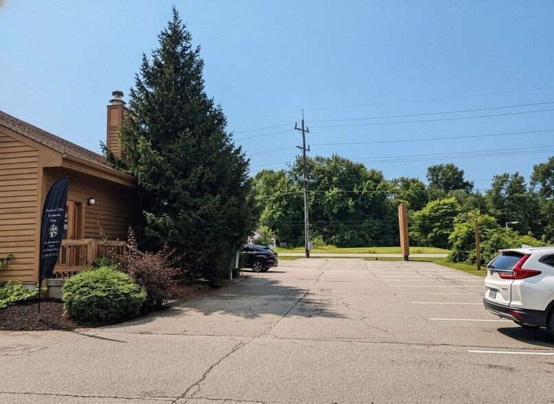 More Photos Of 1000 Ohio Pike, Cincinnati Office For Lease