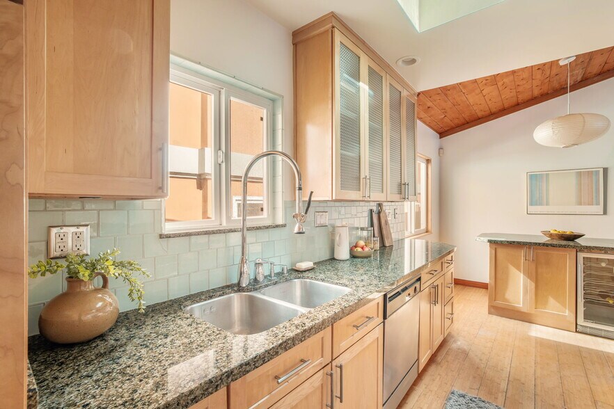 More Photos Of 16 Spinnaker St, Marina Del Rey Multifamily For Sale