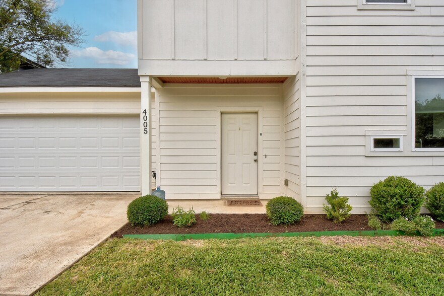 More Photos Of 4005 A/B Clawson Rd, Austin Specialty For Sale