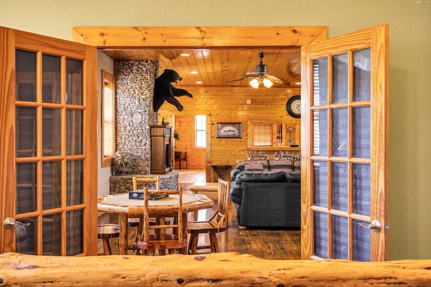 More Photos Of 301 School St, Tellico Plains Freestanding For Sale
