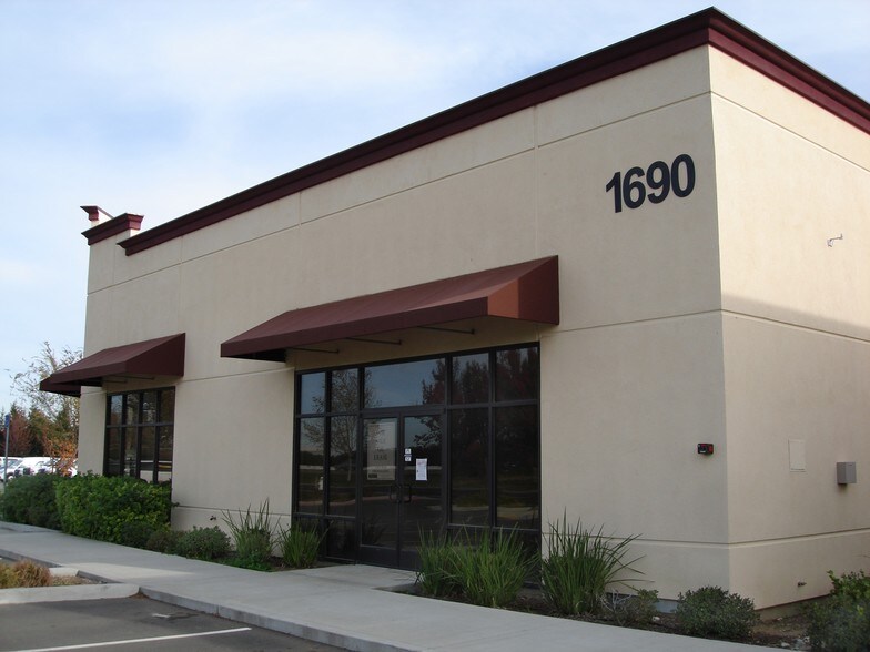 More Photos Of 1660 N Lincoln St, Dixon Freestanding For Lease