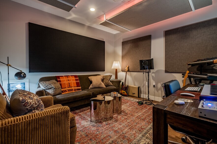 More Photos Of 10442 Burbank Blvd, North Hollywood Office For Sale