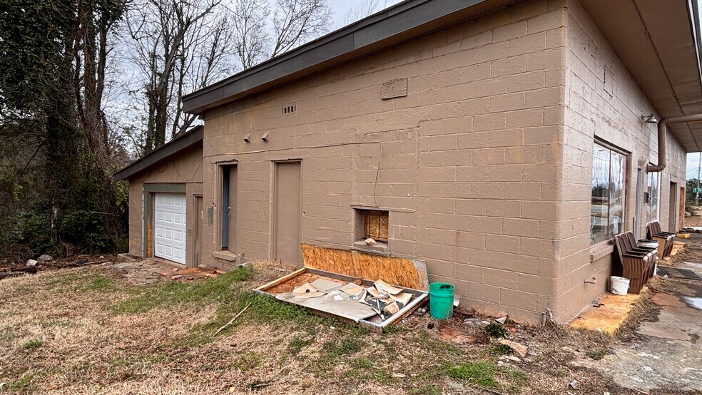 More Photos Of 919 E South 6th St, Seneca Specialty For Sale