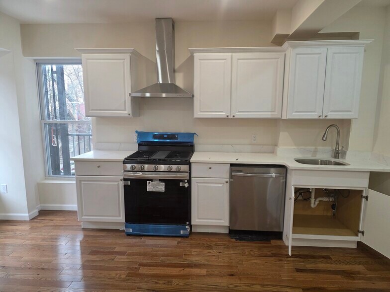 More Photos Of 664 Bergen Ave, Jersey City Storefront Retail Residential For Sale