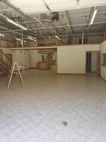 More Photos Of 37 Lark Industrial Pky, Greenville Warehouse For Sale
