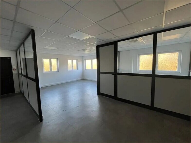 More Photos Of 11 Rue Du Cassé, Saint-Jean Flex For Lease
