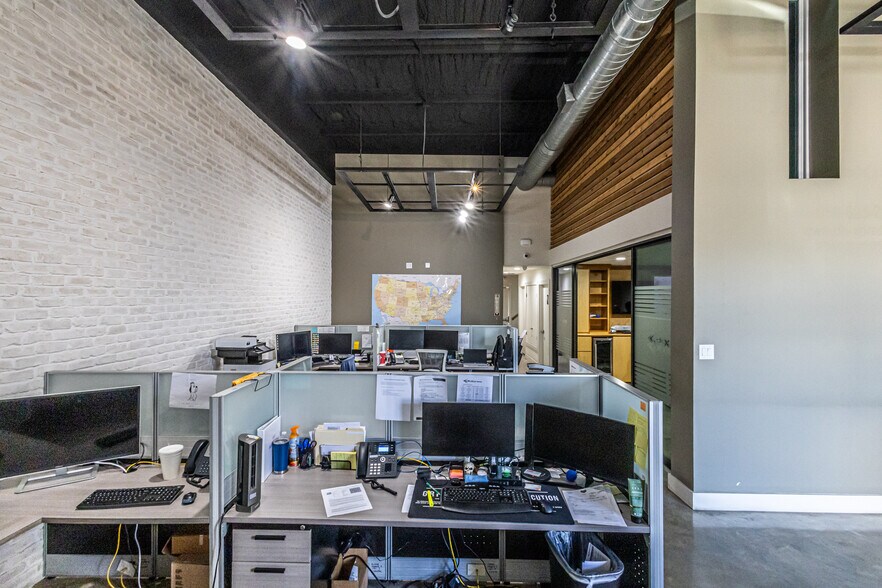 More Photos Of 302 Crossroads St, Laredo Office For Lease