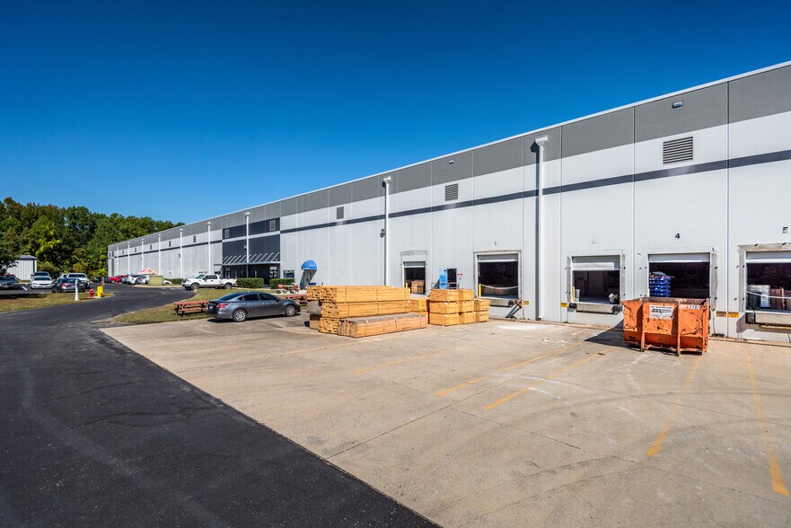 More Photos Of 8009-8013 Purfoy Rd, Fuquay-Varina Distribution For Lease