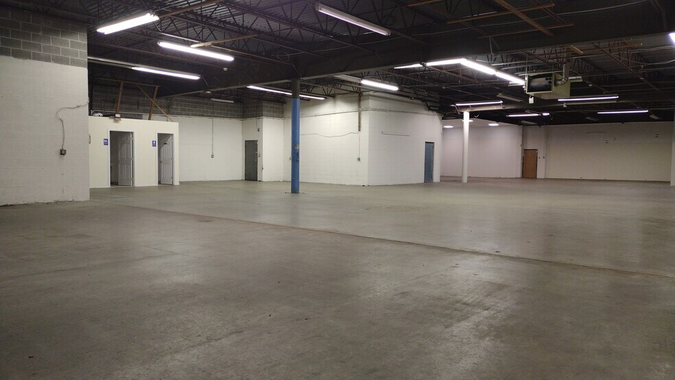 More Photos Of 160 Water St, Reading Flex For Lease