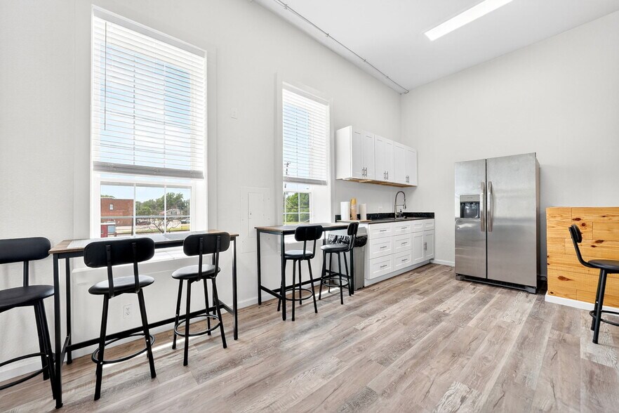 More Photos Of 201 N Bois D Arc St, Forney Storefront For Sale