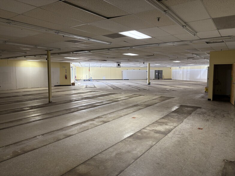 More Photos Of 108 Fisherville Rd, Concord Storefront For Lease