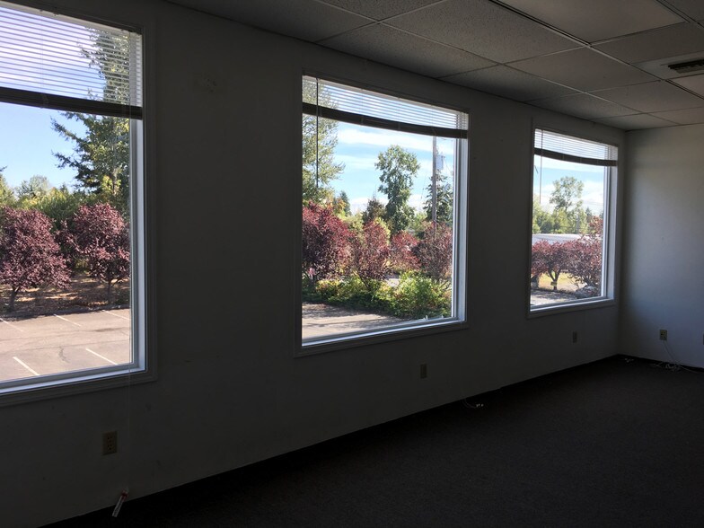 More Photos Of 8833 Pacific Ave, Tacoma Office For Sale