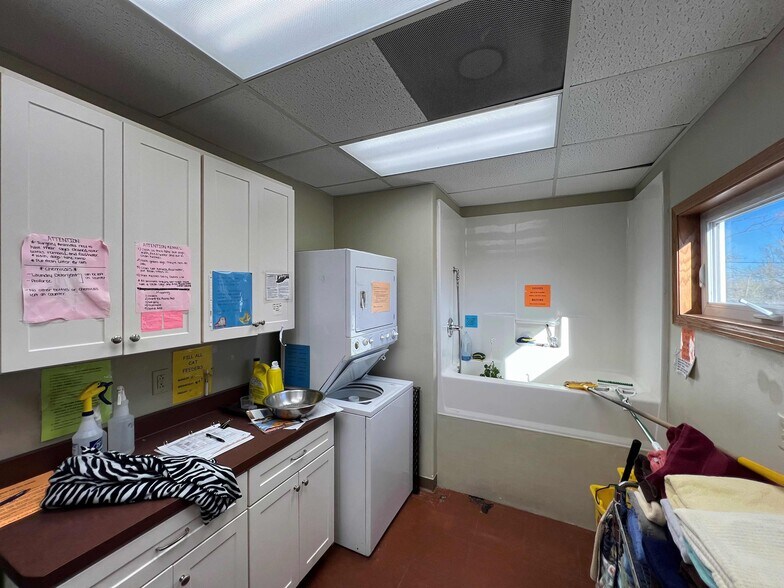 More Photos Of 2739 6th St SW, Cedar Rapids Veterinarian Kennel For Sale