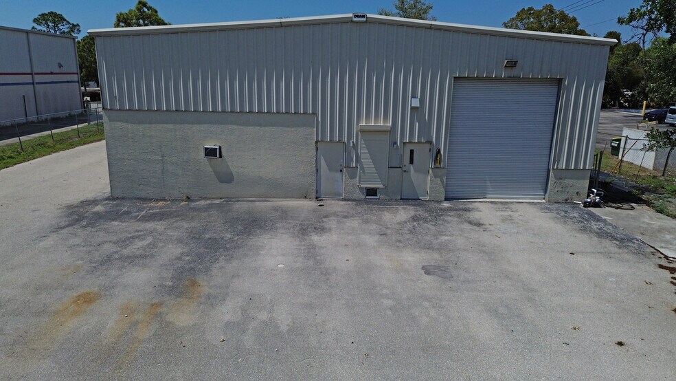More Photos Of 5811 Corporation Cir, Fort Myers Warehouse For Sale