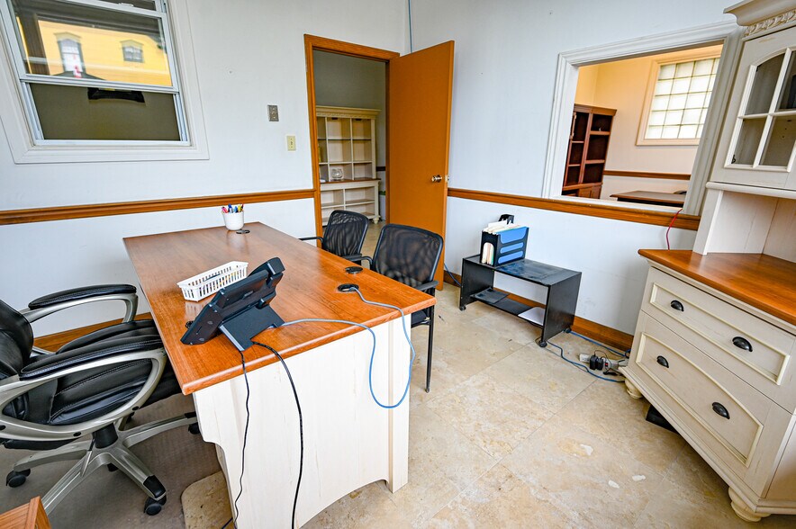 More Photos Of 19 Ridout St W, Tillsonburg Office For Lease