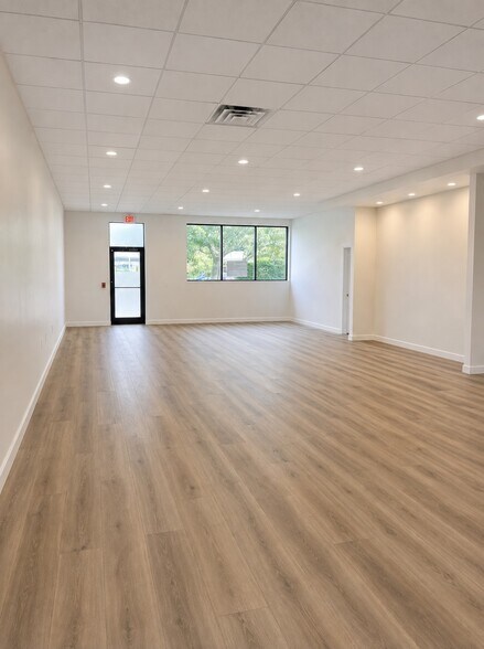 More Photos Of 250 County Rd, Barrington Storefront For Lease