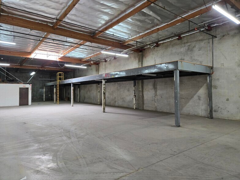 More Photos Of 12878-12926 Pierce St, Pacoima Warehouse For Lease