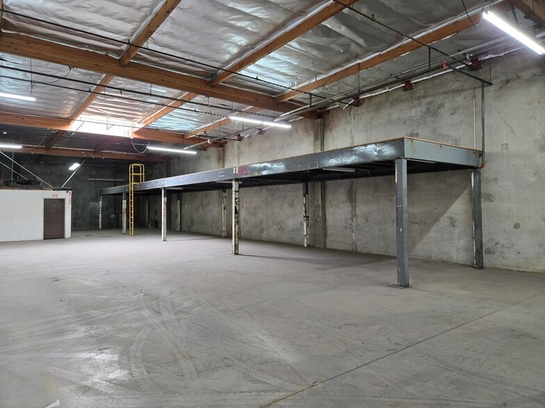 More Photos Of 12882 Pierce St, Pacoima Warehouse For Lease