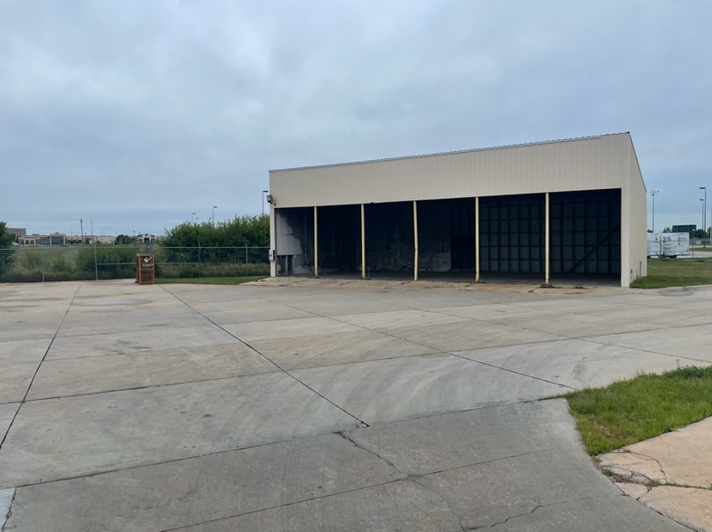 More Photos Of 300 E 39th St, Hastings Distribution For Lease