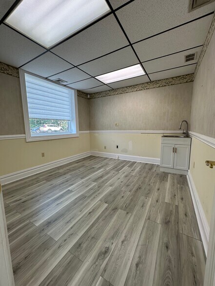 More Photos Of 1804 Oak Tree Rd, Edison Medical For Lease